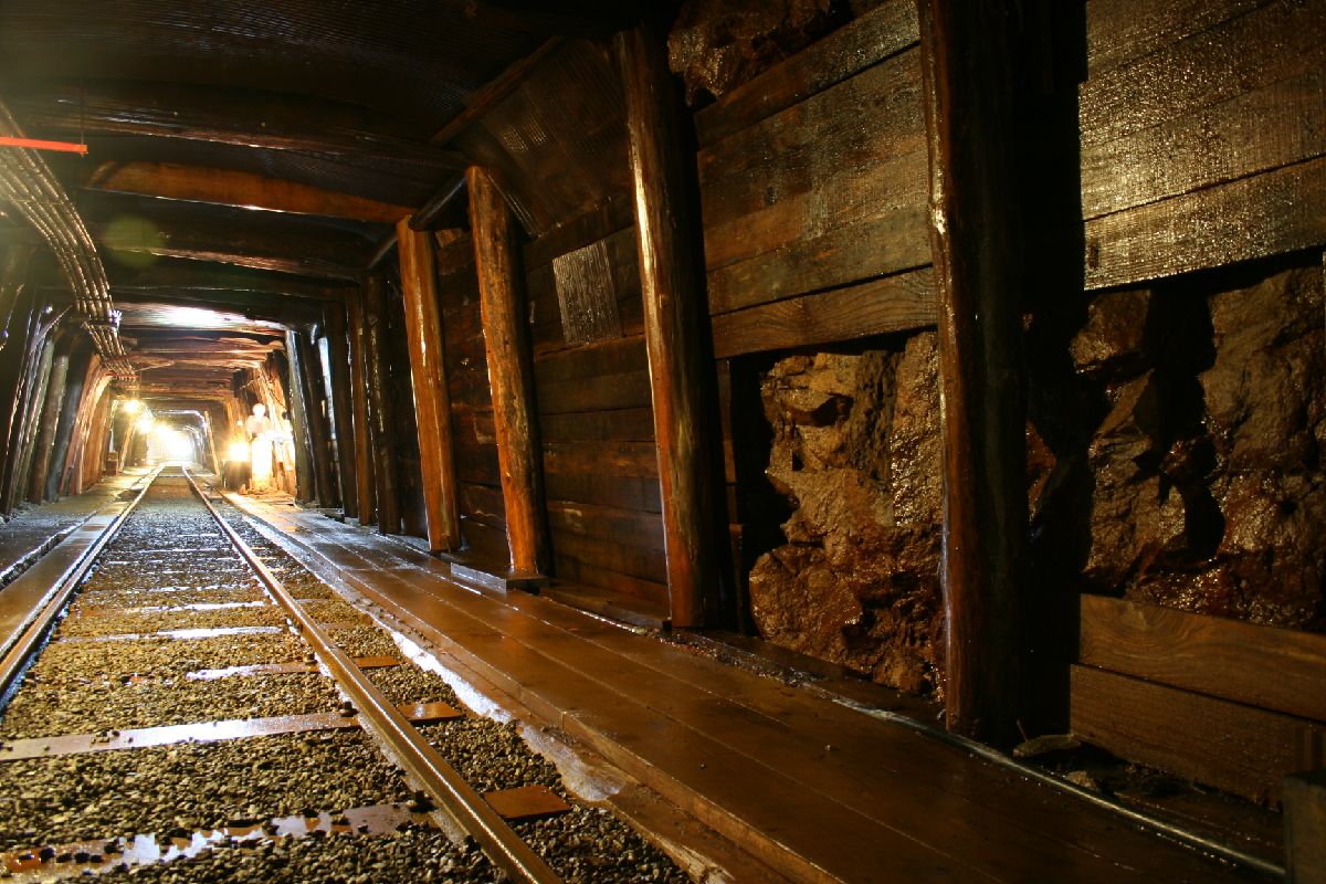 a train tracks in a tunnel
