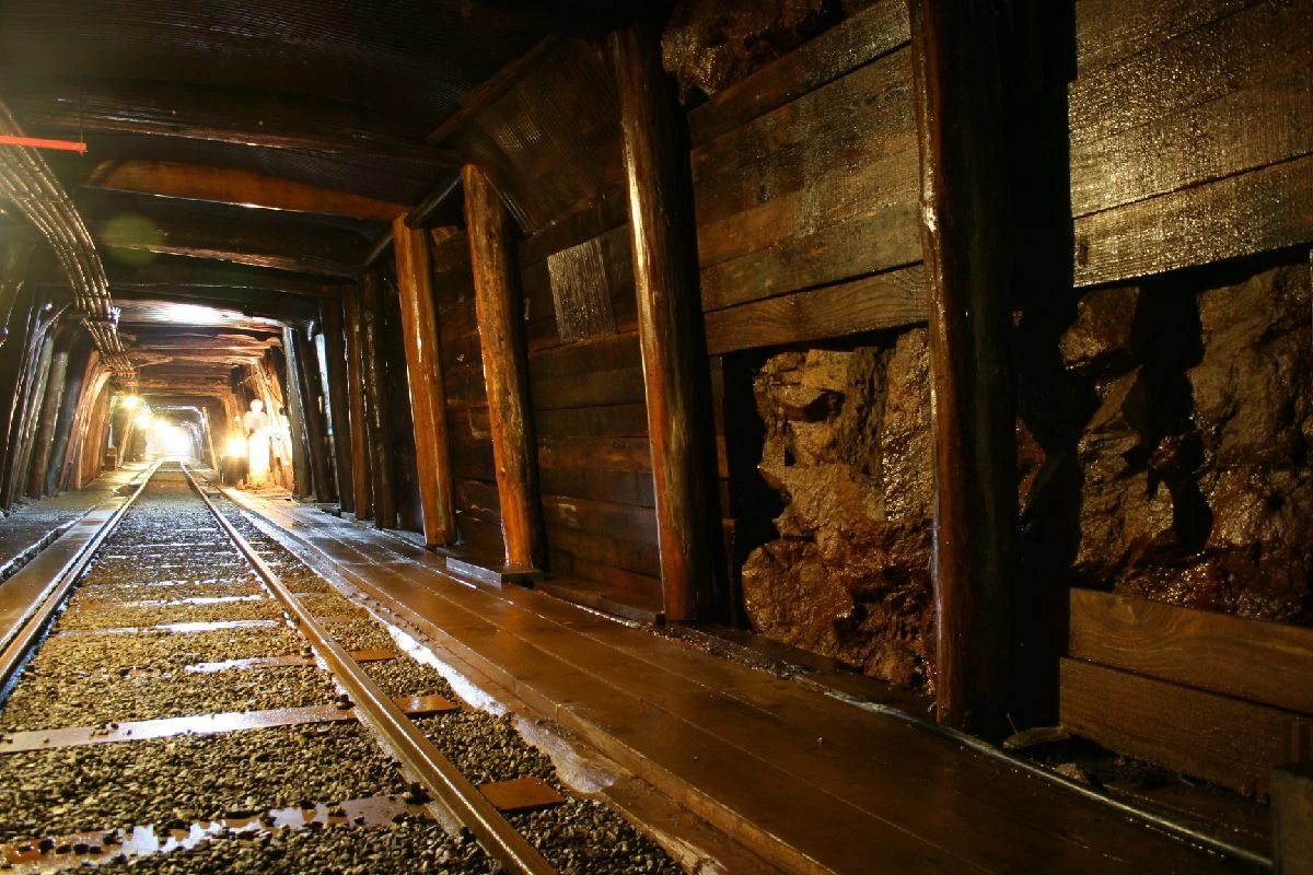 a train tracks in a tunnel