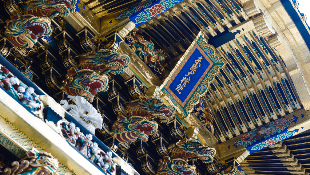 a blue and gold roof with dragons on it