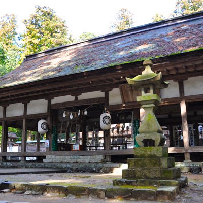 a building with a stone lantern in front of it
