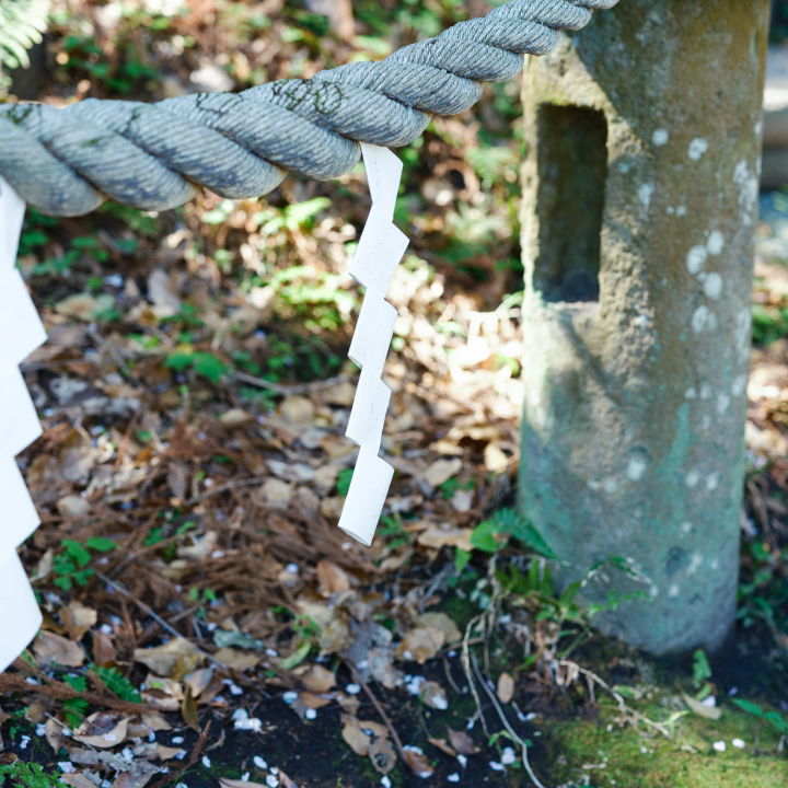 a rope with white paper on it