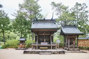 a small building with a bench and trees
