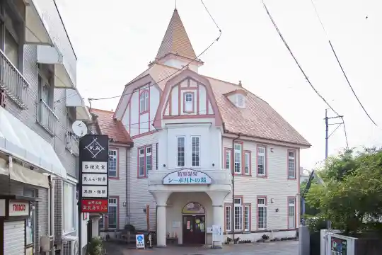 a building with a pointed roof