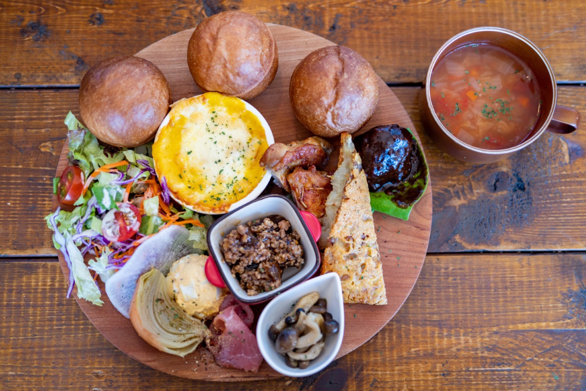 a plate of food and a drink