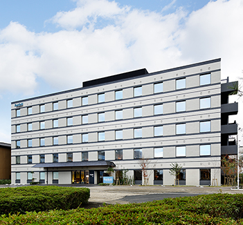 front angled view of fairfield hotel during the day