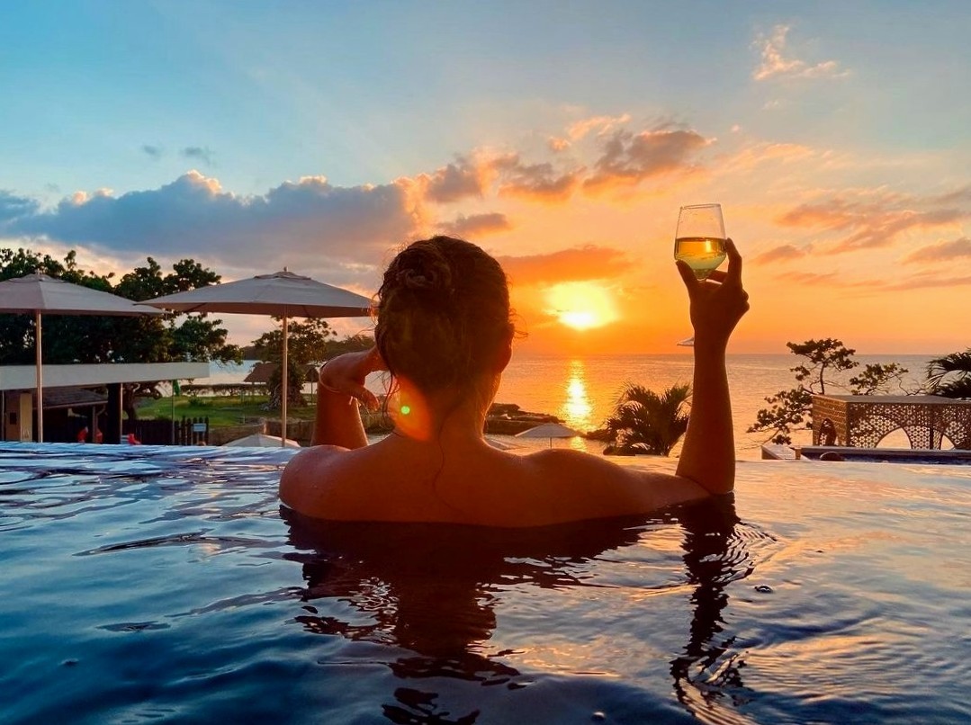 Instagram user @ute.maria.b relaxing in the pool at Grand Lido Negril.