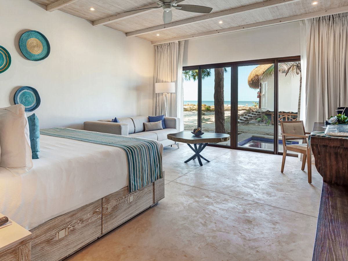 Deluxe Junior Suite Swim-Out with pool access