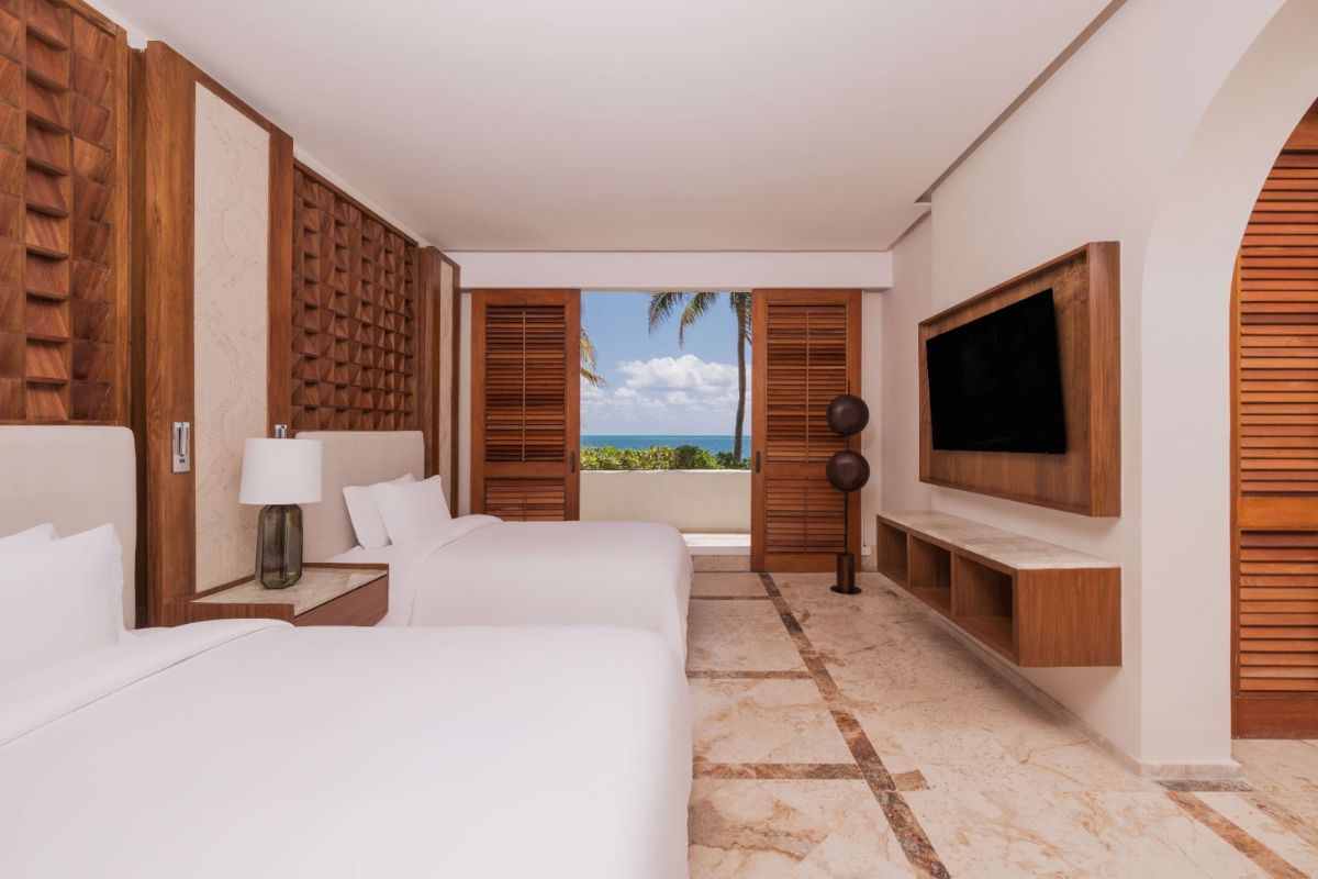Master Suite Ocean Front Two Bedroom — Diamond Club™