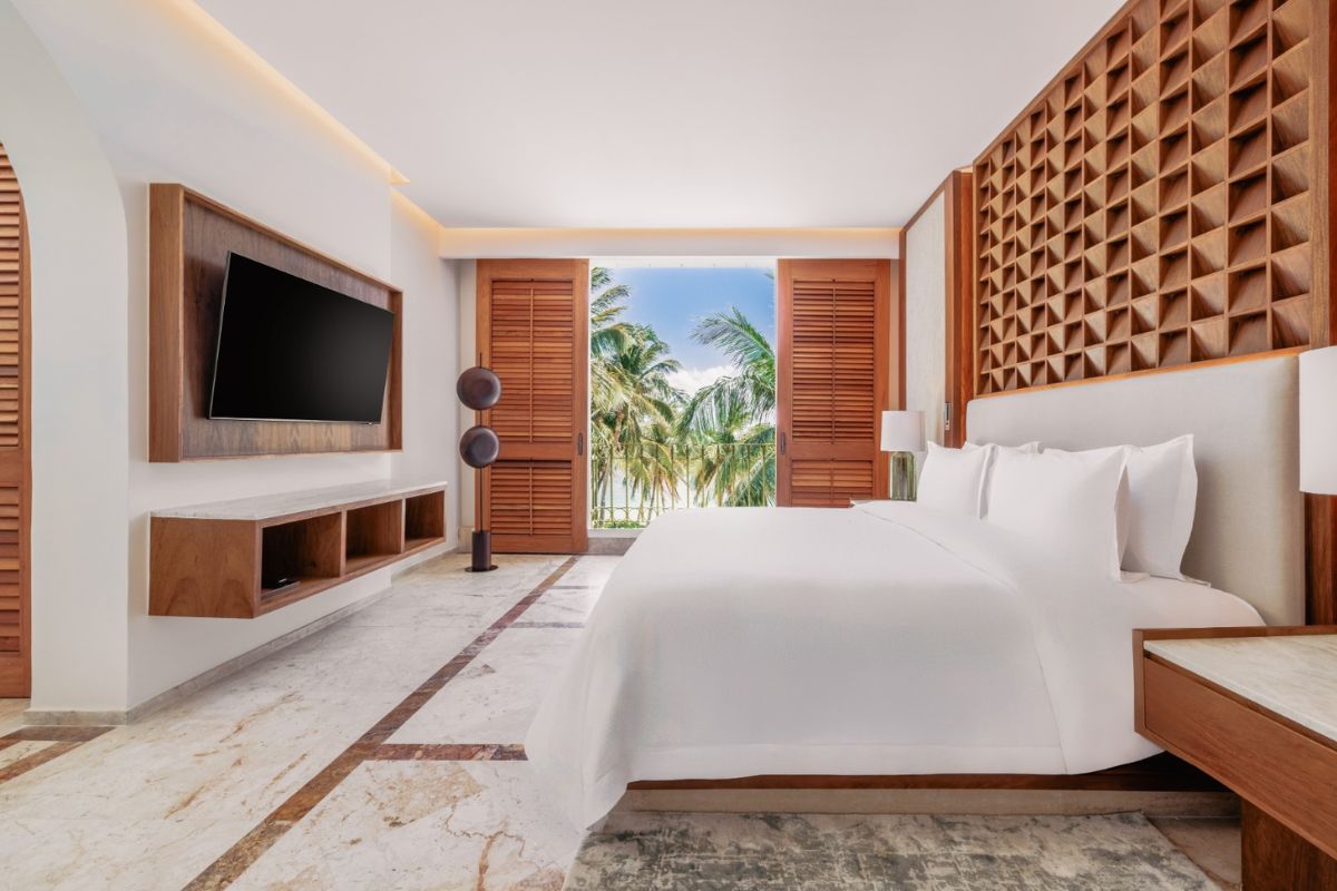 Master Suite Plunge Pool King — Diamond Club™