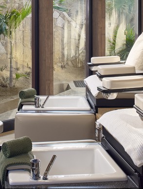 a chair and sink in a beauty salon