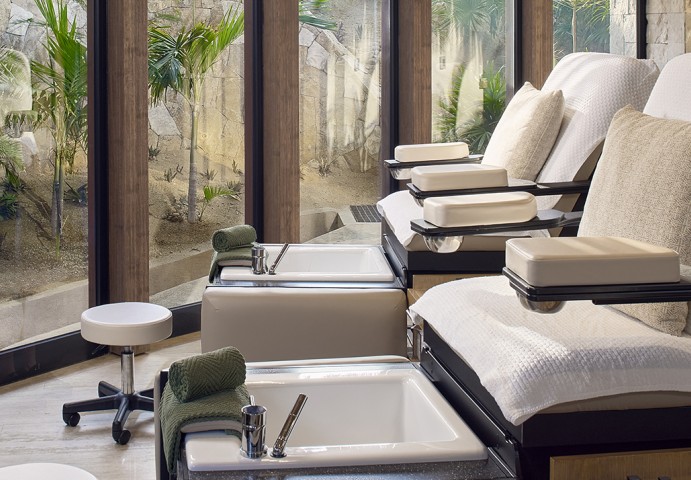 a chair and sink in a beauty salon