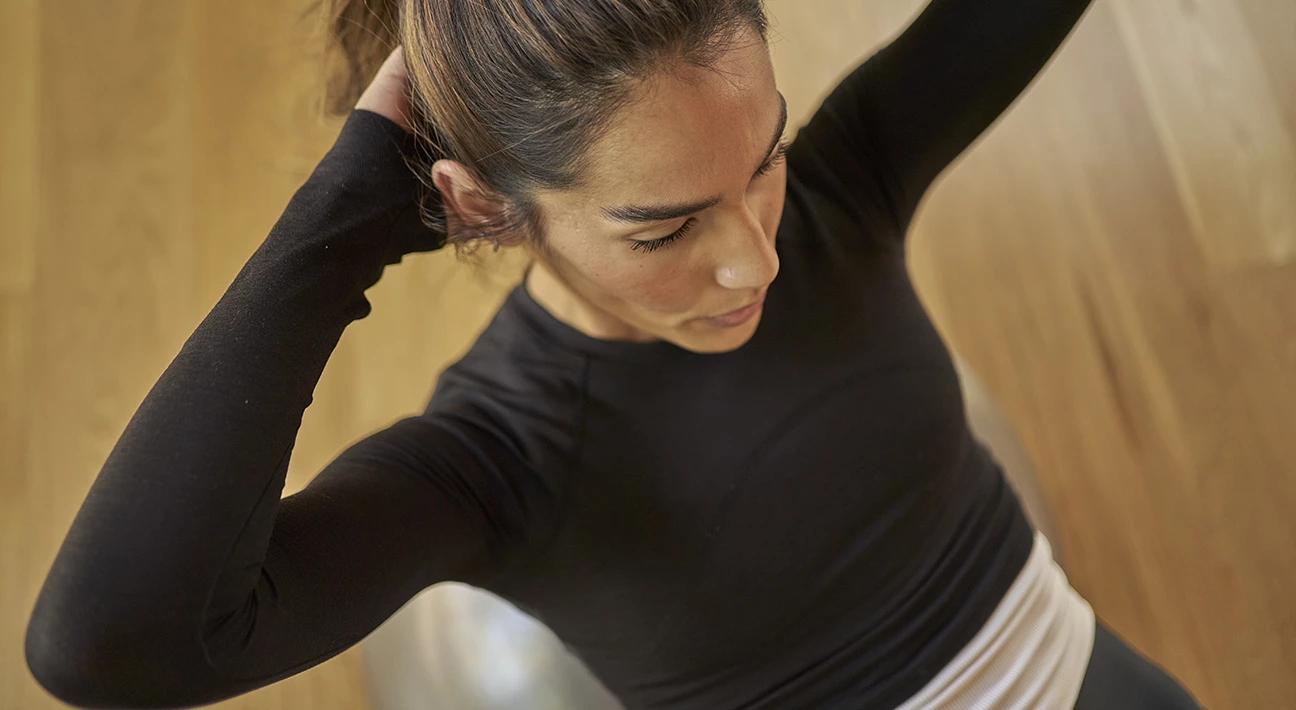 a woman doing sit ups