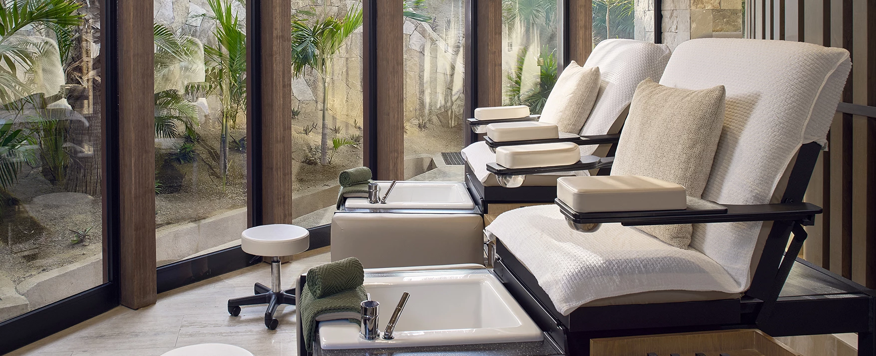 a chair and sink in a beauty salon