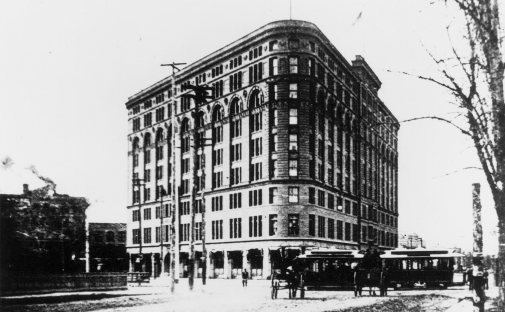 a black and white photo of a building