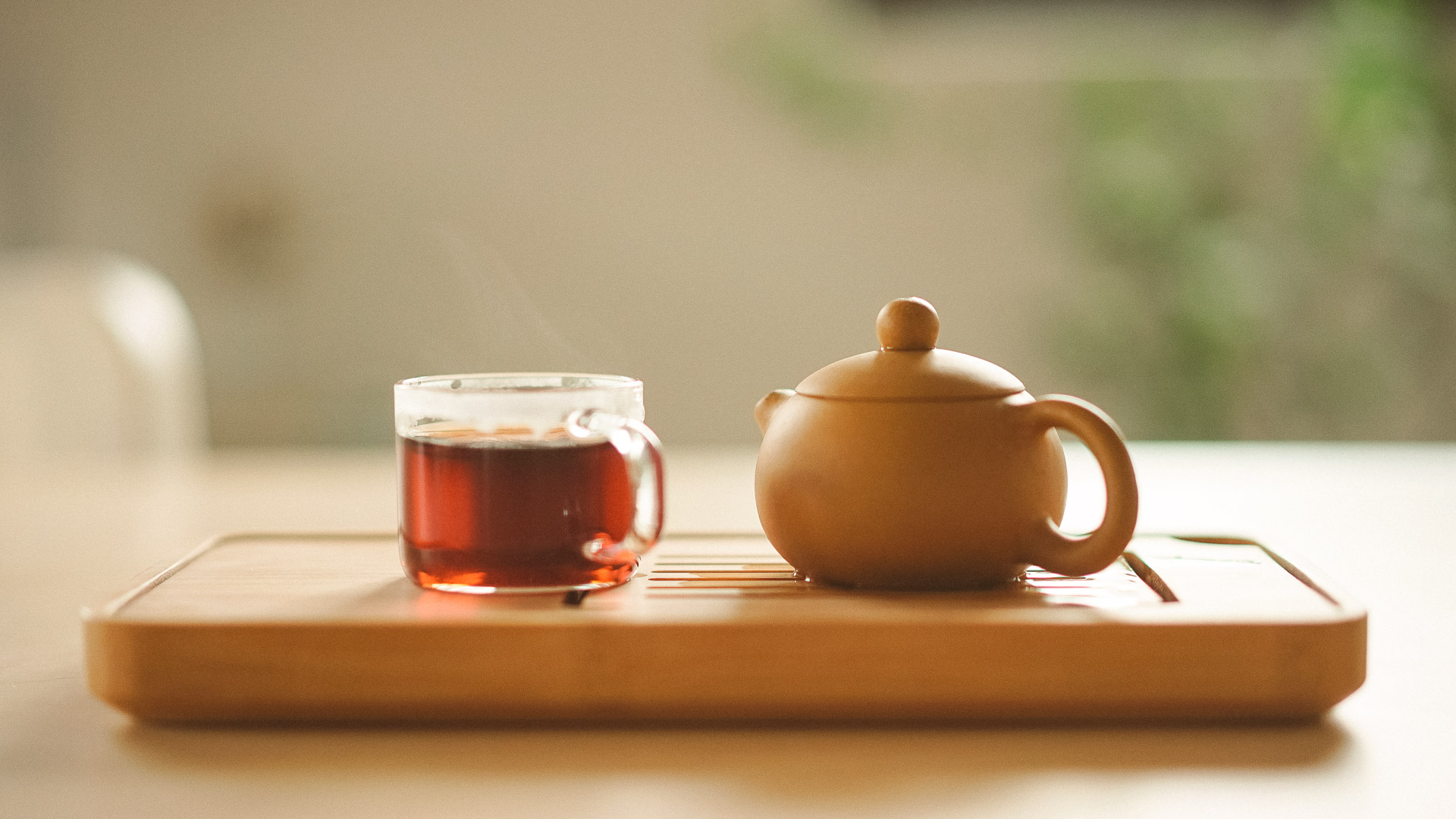 a teapot and a glass of tea