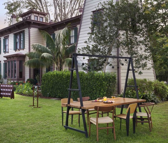 a table and chairs outside a house