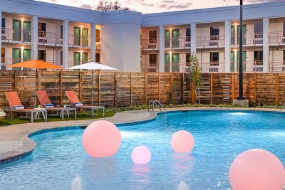 hotel in Pigeon Forge TN with outdoor pool